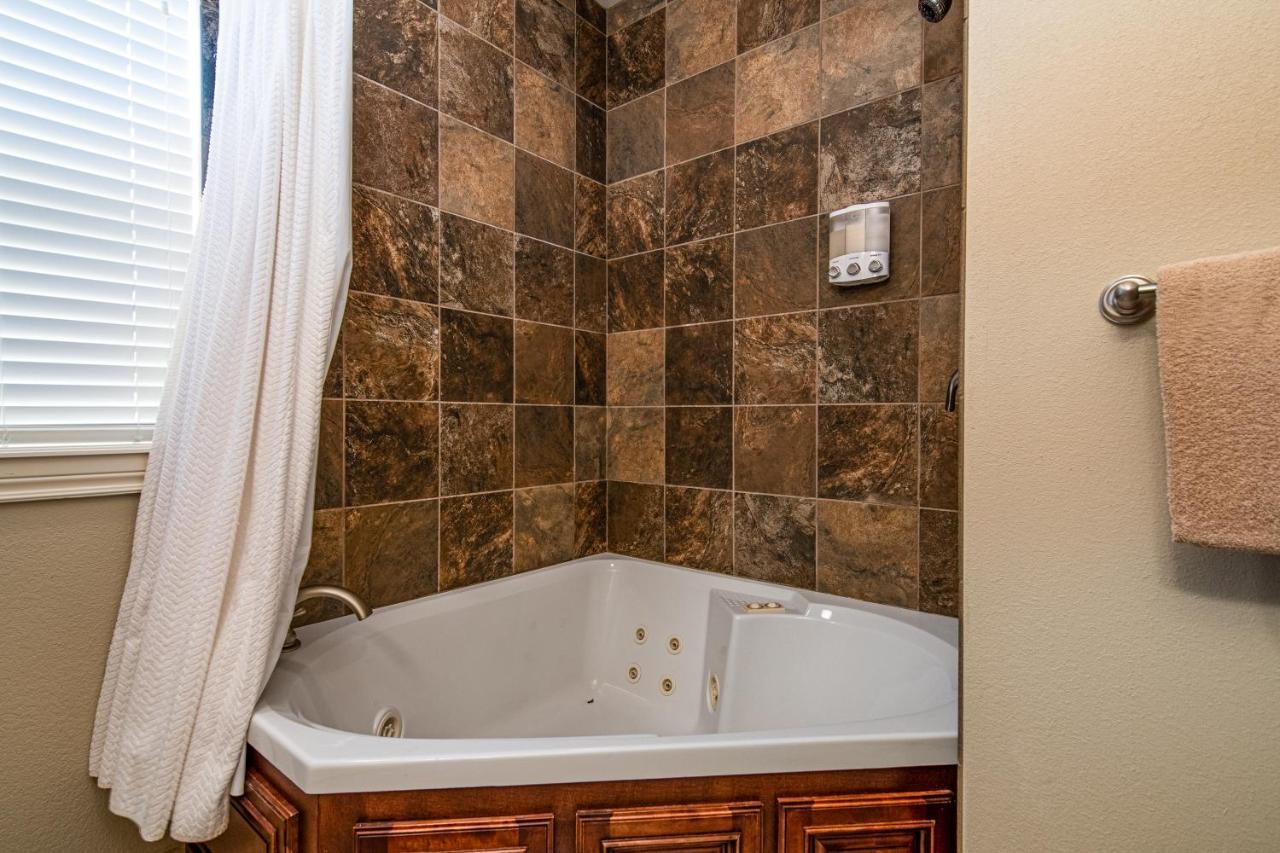 Two Bedroom Villa In The Heart Of Branson! ภายนอก รูปภาพ